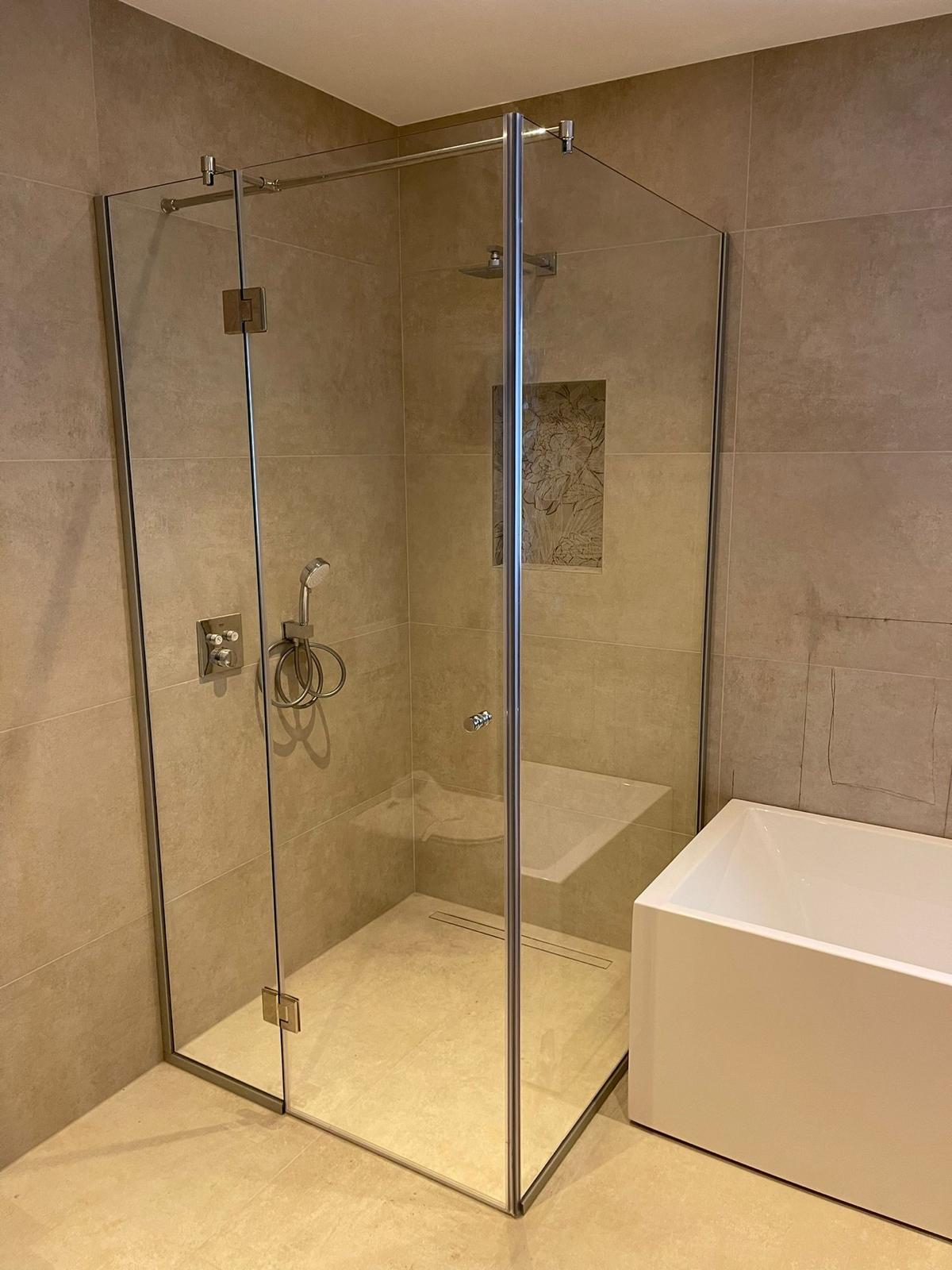 Gridoma shower enclosures