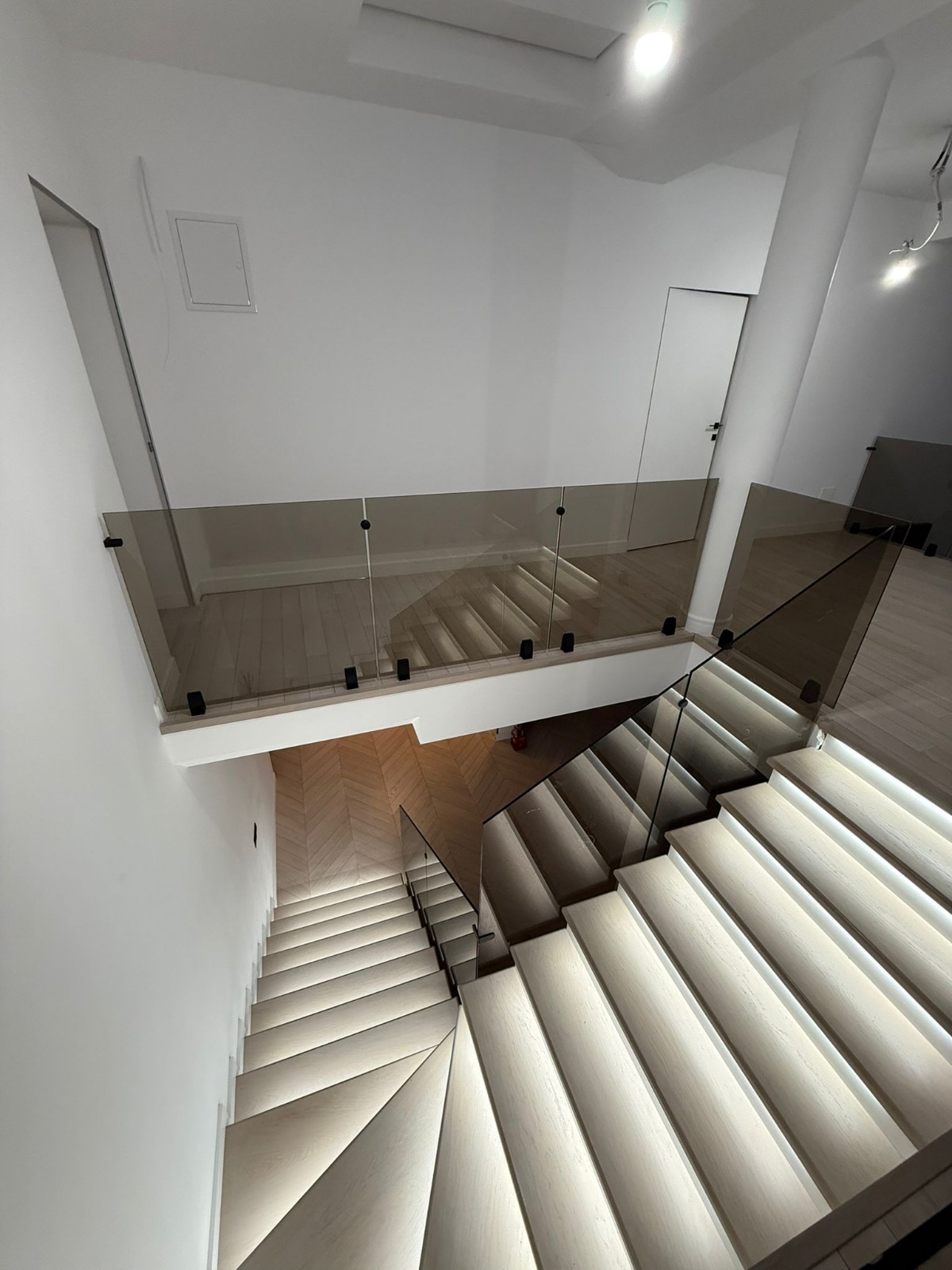 Gridoma glass partitions